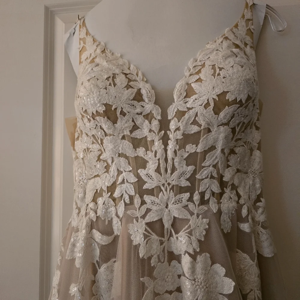 Allure Bridals Cream and White Wedding Dress - Picture 2 of 8